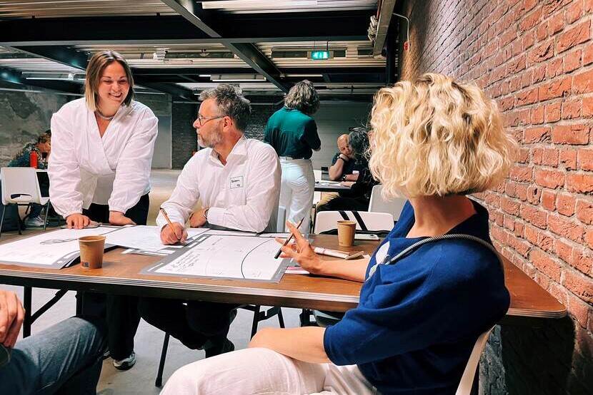 Foto van een team aan de slag met de methode