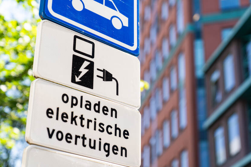 Bord van een elektrisch laadplek