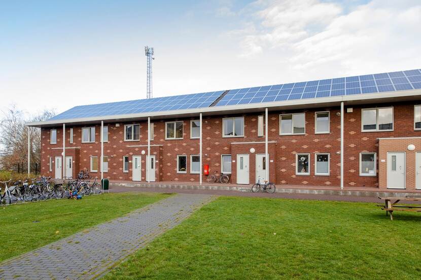 Zonnepanelen op een gebouw in Ter Apel